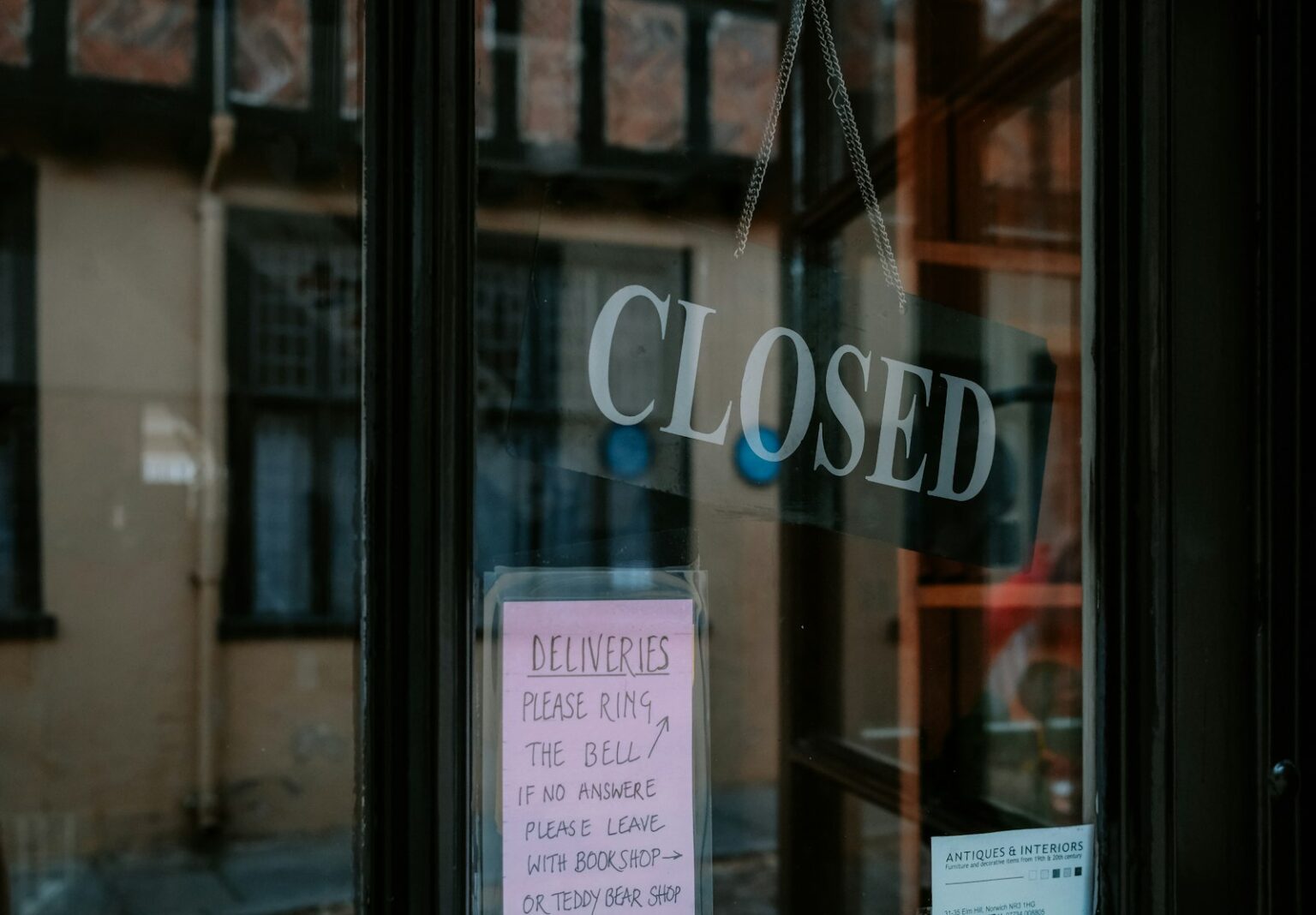 Closed sign on a glass door of a company – insolvency warning signs in a Czech subsidiary