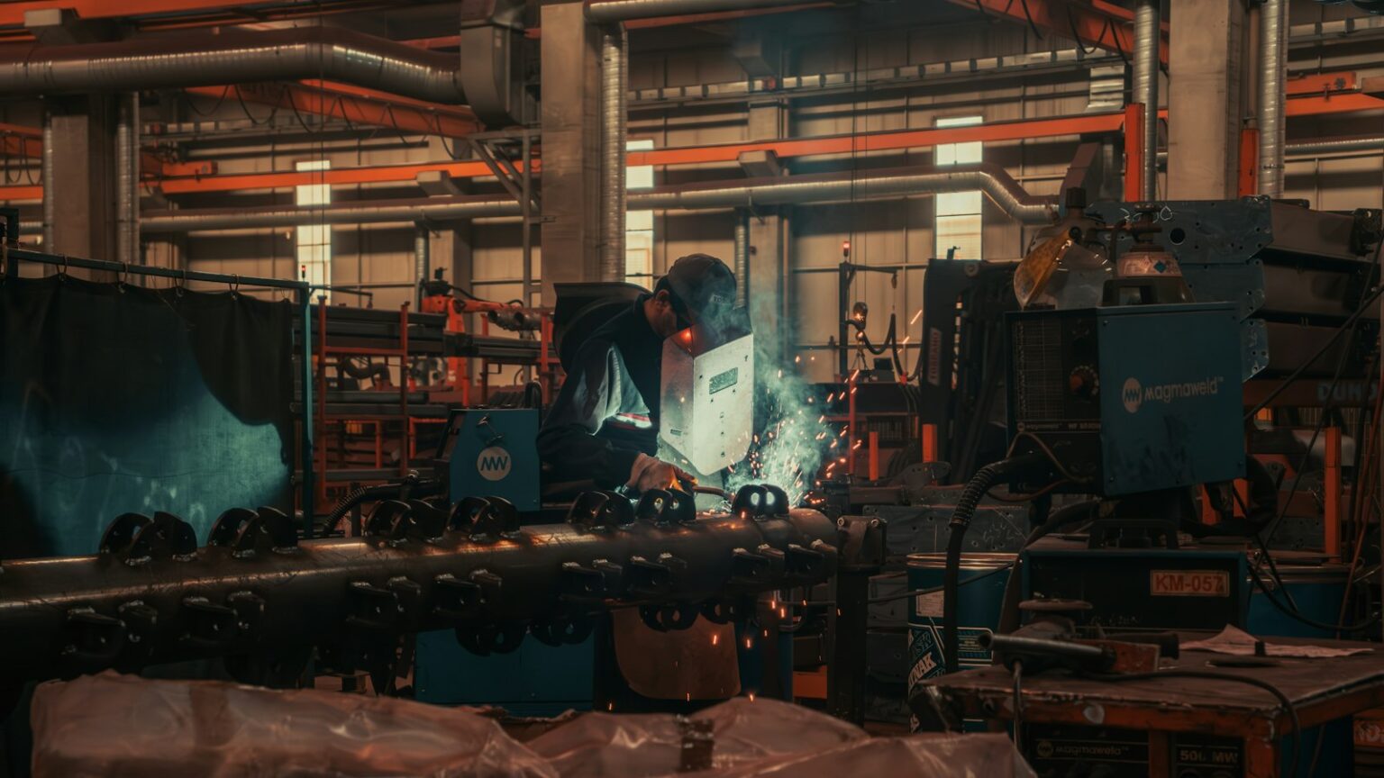 Worker welding on a factory production line – interim production supervisor in the Czech Republic